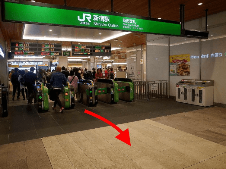 JR新宿駅 新南改札を出る