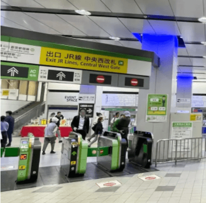 JR新宿駅 中央西口改札を出る