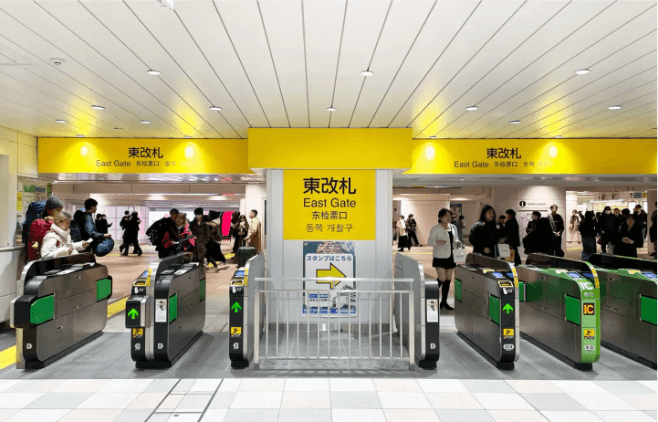 JR新宿駅 東改札を出る