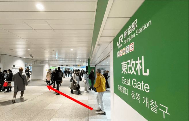 改札を出たら斜め右に進む