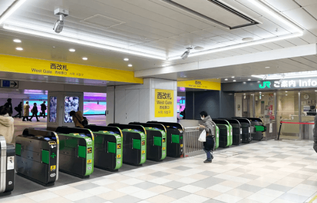 JR新宿駅 西改札を出る