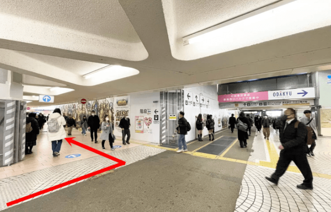 改札を出たら左に進み、歩いてすぐの曲がり角を左へ進む