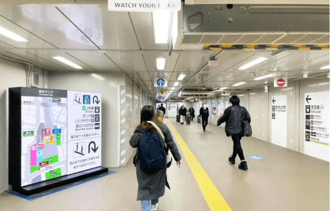 西口地上方面の案内をもとに進む