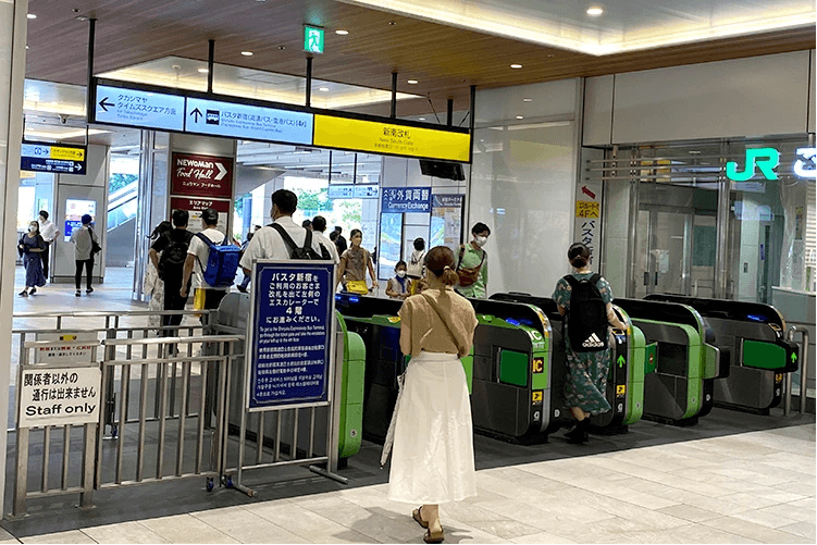 JR新宿駅 新南改札を出る